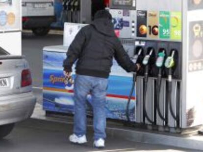 Un conductor reposta en una gasolinera. 