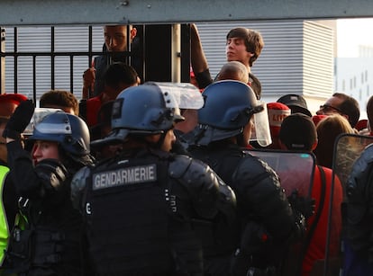 Aficionados del Liverpool intentan acceder al Stade de France.