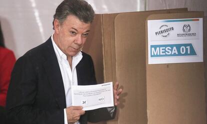 El presidente de Colombia, Juan Manuel Santos, vota en el referéndum.