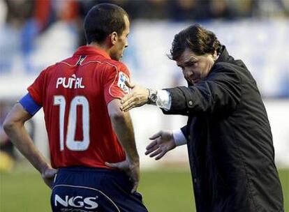 Camacho da instrucciones a Puñal durante el partido ante el Valladolid