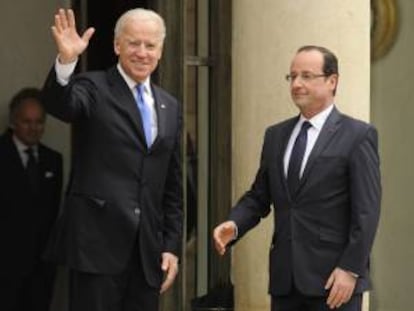 El presidente francés, François Hollande (der), recibe al vicepresidente estadounidense, Joe Biden (izq), a su llegada al Palacio del Elíseo, en París, Francia.