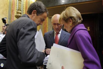 Zapatero y la vicepresidenta Fernández de la Vega conversan con Durán Lleida.