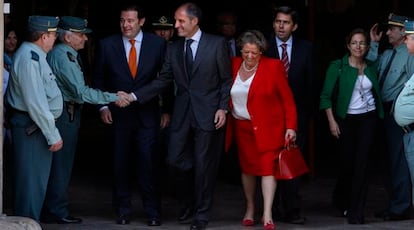 El presidente de la Generalitat, Francisco Camps, acompañado de la alcaldesa de Valencia, Rita Barberá, y de dos de sus consejeros, tras declarar en el Tribunal Superior de Justicia valenciano en mayo de 2009.