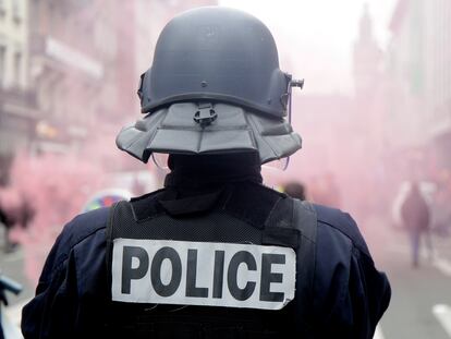 Un agente de policía, durante una manifestación contra la reforma de las pensiones del Gobierno francés, el pasado 28 de marzo en Lille.