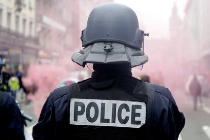 Un agente de policía, durante una manifestación contra la reforma de las pensiones del Gobierno francés, el pasado 28 de marzo en Lille.