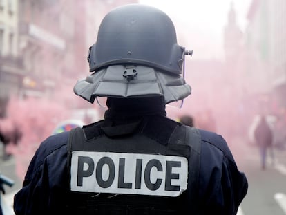 Un agente de policía, durante una manifestación contra la reforma de las pensiones del Gobierno francés, el pasado 28 de marzo en Lille.