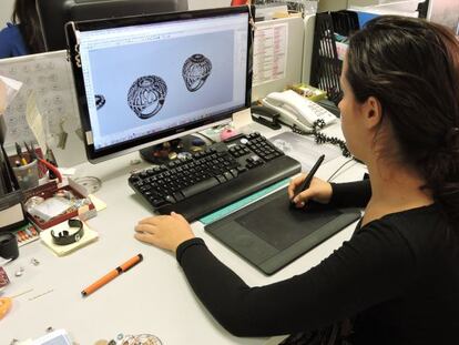 La compañía diseña las joyas y adornos en 3D. El primer original se elabora a mano o en una máquina de prototipos.
