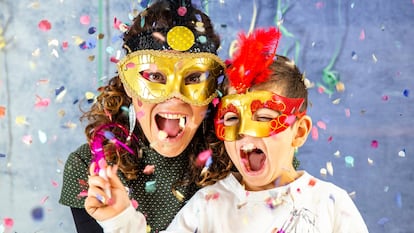 Una de las opciones son las tradicionales máscaras venecianas, elegantes y llamativas. GETTY IMAGES.