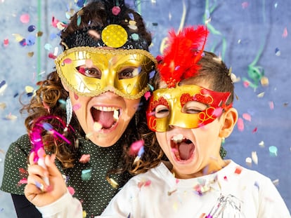 Una de las opciones son las tradicionales máscaras venecianas, elegantes y llamativas. GETTY IMAGES.