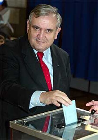 El primer ministro, Jean-Pierre Raffarin, ha votado en el suroeste de Francia.