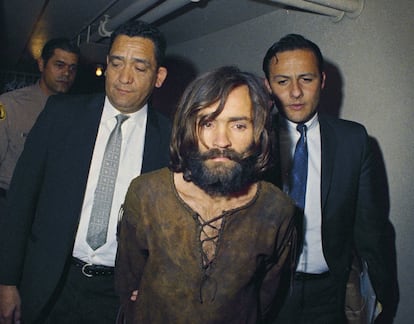 Charles Manson es llevado por agentes de la policía al juicio por el caso del asesinato de Sharon Tate, en 1969.