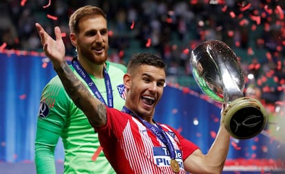 Lucas Hernández celebra en presencia de Oblak la Supercopa de Europa ganada al Real Madrid el pasado mes de agosto.