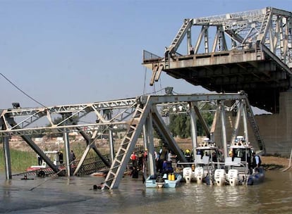 Los vehículos que atravesaban el puente en el momento de la explosión han caído al agua. Las autoridades temen que la cifra de muertos aumente. El atentado se ha producido a primera hora de la mañana, poco antes de la hora punta de paso de vehículos.