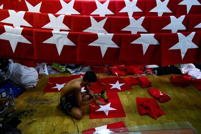 Un operario imprime una bandera con el logotipo del partido Liga Nacional para la Democracia (NLD) de Aung San Suu Kyi, al inicio de la campaña electoral en Yangon (Myanmar).