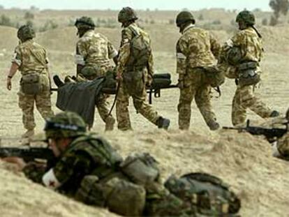 Un soldado británico herido en los combates es evacuado en camilla por sus compañeros en el sur de Basora.
.
