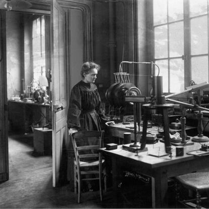 Marie Curie (1867-1934, premio Nobel de Física en 1903), en su laboratorio parisiense en los primeros años del siglo XX.