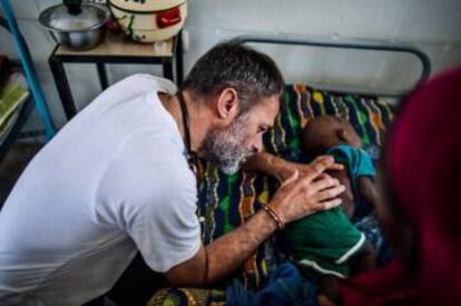 Jorge Muñoz atiende a un niño en el Chad.