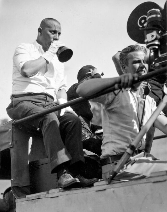 Erich von Stroheim, en otra imagen promocional del rodaje.