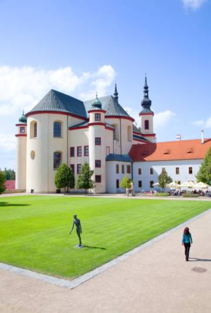 El antiguo monasterio de la ciudad checa de Litomysl, con esculturas del artista Olbram Zoubek en su jardín.