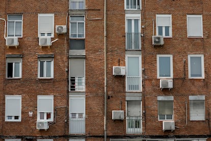 Aparatos de aire acondicionado en una fachada de Madrid, en julio.