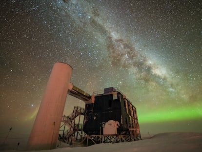 The IceCube telescope at the South Pole during an aurora australis.