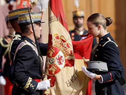 La princesa Leonor besa la bandera en la Academia Militar de Zaragoza, este sábado.