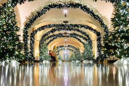 Las decoraciones navideñas del pasillo central de la Casa Blanca. Este año el lema de los festejos es "Temporada de Paz y Luz".