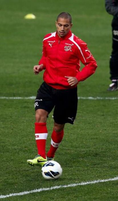 El capitán de la selección de fútbol suiza Gokhan Inler practica durante una sesión de entrenamiento
