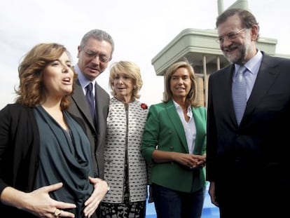 Soraya S&aacute;enz de Santamar&iacute;a, antes de dar a luz, junto a Alberto Ruiz Gallard&oacute;n, Esperanza Aguirre, Ana Mato y Mariano Rajoy.- 