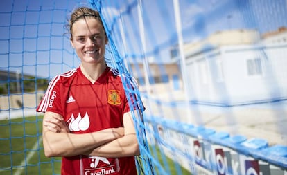 Irene Paredes posa para EL PAIS en el campo de entrenamiento de Tafalla, el mes pasado.