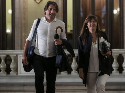 Laura Borràs acompañada por el diputado de Junts Francesc de Dalmases. Foto: Massimiliano Minocri