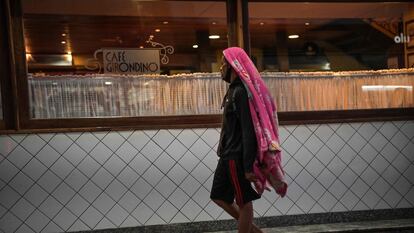 Un hombre sin techo, ante una cafetería en el centro de São Paulo, en febrero del año pasado.