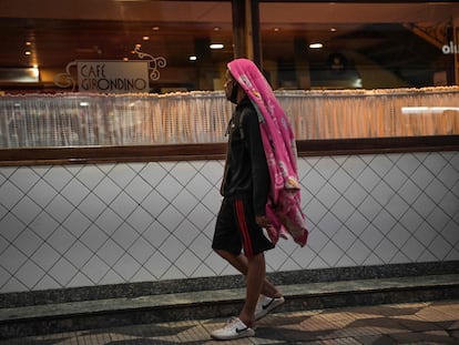Un hombre sin techo, ante una cafetería en el centro de São Paulo, en febrero del año pasado.