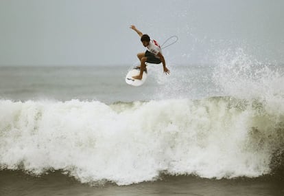 Hank Gaskell surfea en la Copa de la Asociación de Surferos Profesionales en El Salvador.