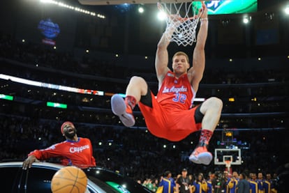 El novato Blake Griffin, de los Clippers, ha sido el rey de la segunda noche del 'All Star', en la que se hizo con el torneo de mates. La invención que le dio la victoria fue efectuar el mate decisivo tras volar por encima del capó de un coche situado ante la canasta y tras recibir el balón de su compañero de equipo Baron Davis desde dentro del vehículo descapotable.