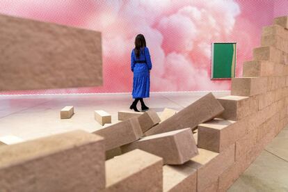 En primer término la obra 'Muro', de Fernanda Fragateiro, y al fondo 'Los verdes', de Cabrita Reis, rodeadas de la pieza 'El último grito', presentada en la Bienal de Gwangju en 2014.  
 
 