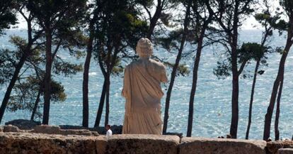 La escultura de Esculapio mira el mar desde un promontorio de la ciudad de Emp&uacute;ries, uno de los yacimientos que m&aacute;s visitas recibe. 