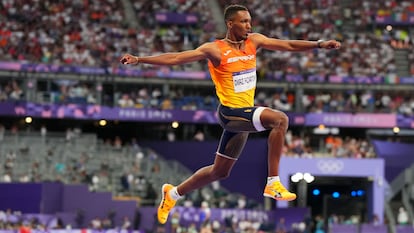 Jordan Díaz, ganador de la medalla de oro de triple salto, realiza uno de sus intentos, el 9 de agosto.