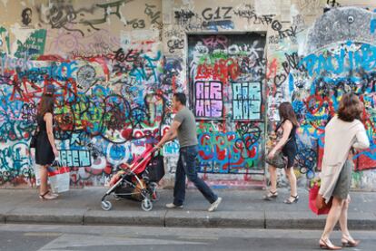 Mensajes y grafitis en la fachada de la casa de Gainsbourg, en el número 5 de la Rue Verneuil de París