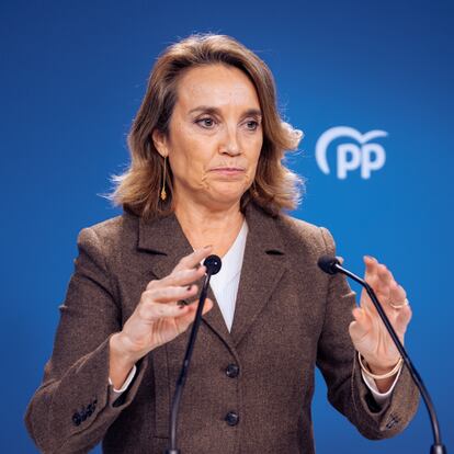 La secretaria general del PP, Cuca Gamarra, ofrece una rueda de prensa tras una reunión extraordinaria del Comité de Dirección del PP, en la sede del Partido Popular, a 13 de octubre de 2024, en Madrid (España). Ayer, 12 de octubre, el presidente del Partido Popular, Alberto Núñez Feijóo, convocó de urgencia una reunión extraordinaria del Comité de Dirección del partido para que valore la respuesta a los hechos conocidos estos días sobre el 'caso Koldo'. El encuentro se convocó después de que la Unidad Central Operativa (UCO) atribuyera al exministro de Transportes José Luis Ábalos un "papel relevante" y de "responsabilidad" en la presunta trama del 'caso Koldo' y pidiera al juez de la Audiencia Nacional que le investigue.
13 OCTUBRE 2024;KOLDO;REUNIÓN;CASO;PP;PARTIDO POPULAR;REUNIÓN;EXTRAORDINARIA
Gabriel Luengas / Europa Press
13/10/2024