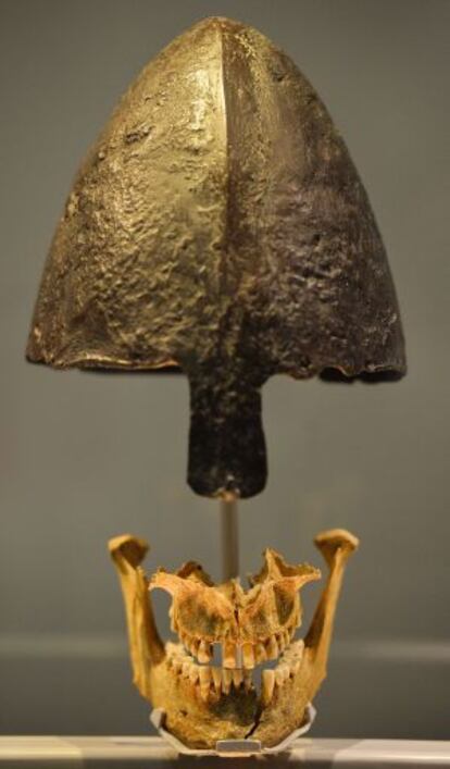 Mandíbula y casco de guerrero vikingo datados entre los años 800 y 1000.