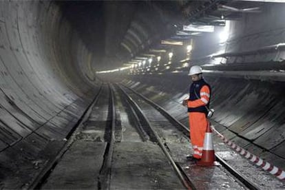 Un obrero observa el trazado del futuro tren veloz a Valladolid en los túneles bajo la sierra de Guadarrama.