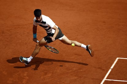 El tenista español golpea la pelota entre las piernas.