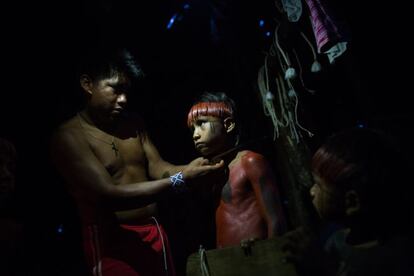 Antes do ritual, os pais pintam os filhos e colocam adornos nos meninos. Segundo as crenças, as mulheres grávidas não podem participar desse momento, porque atrai covardia aos garotos.