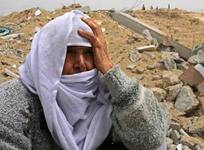 Una mujer palestina se lamenta junto a su casa destruida por los bombardeos israelíes en Deir al-Balah (Gaza).