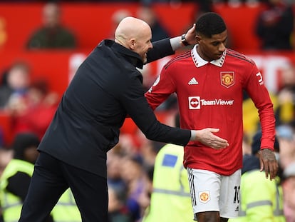 Ten Hag felicita a Rashford tras la victoria del Manchester United sobre el Leicester.