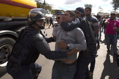 Ainda em Brasília, policiais prenderam um manifestante que participava do bloqueio de uma distribuidora de combustíveis. 