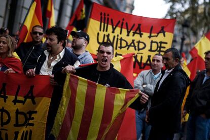 Um homem levanta uma bandeira catalã durante um protesto de um grupo de ultradireita em Barcelona, que defendia a unidade do país.