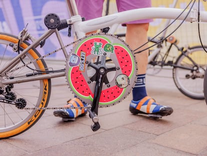 Tunear o personalizar las Brompton es habitual. En esta, cuatro sandías para decorar un plato gigante, propio de un modelo de carreras.