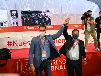 Pedro Sánchez y Guillermo Fernández Vara, en la clausura del congreso del PSOE de Extremadura, este domingo.